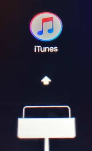 ipad2の画面 iTunesのアイコンにiPad2のケーブルを差し込むイメージになっている。ホームボタンと電源ボタンを長押しすることでiPad2はリカバリーモードにできる